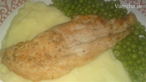 Kuracie prsia s cukrovým hráškom a zemiakovým pyré na tanieri