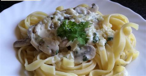 Tanier s tagliatelle a šampiňónovou omáčkou