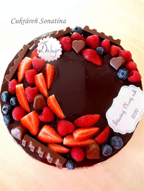 Detail zdobenia torty s čokoládovou ganache a ovocím