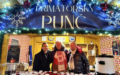 Štýlové servírovanie vianočného nealkoholického punču s ovocím a koreninami