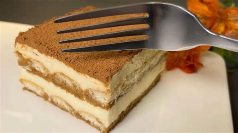 Hotové tiramisu s pečeným piškótom