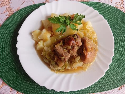 Fotografia taniera s pečeným mäsom a dusenou kapustou