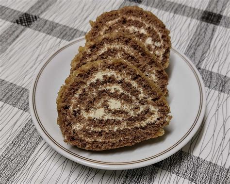 Orechová roláda s parížskym krémom na slávnostnom tanieri