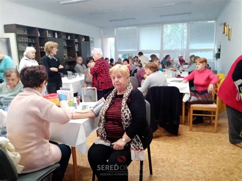 Ilustračná fotografia seniorov v dennom centre