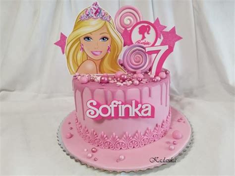 Detail zdobenia torty Barbie srdiečkami
