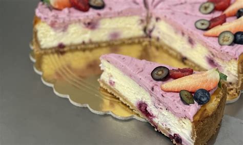 Hotový cheesecake ozdobený ovocím