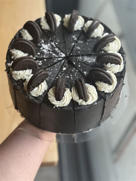 Poschodová Oreo torta pripravená na zdobenie