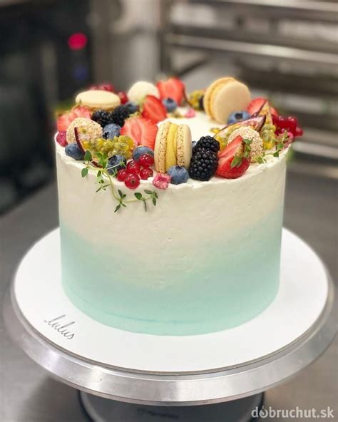 Hotová torta s topánkami z fondánu