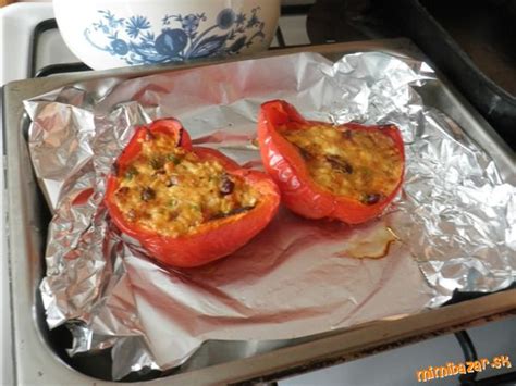 Hotová pečená plnená paprika s tuniakom