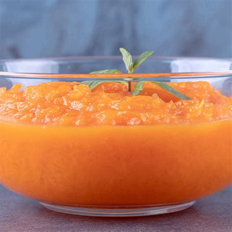 Hotové mrkvové pyré s quinoou v miske