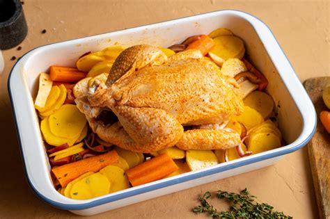 Zlatisté upečené kura s opečenou zeleninou