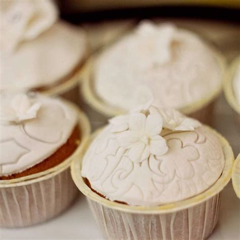 Svadobné muffiny s kvetinovými dekoráciami