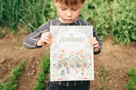 Deti zbierajú fazuľku v záhrade