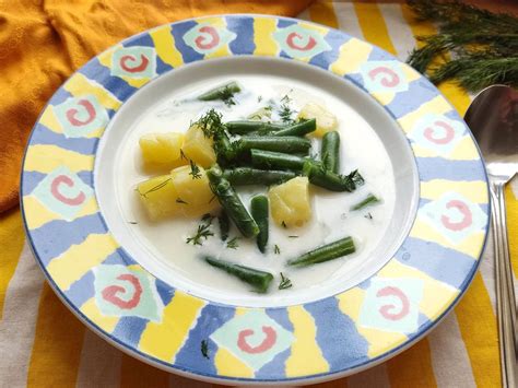 Misku polievky z zelenej fazuľky s kôprom