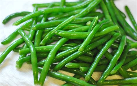 Čerstvé zelené fazuľky na predajnom pulte