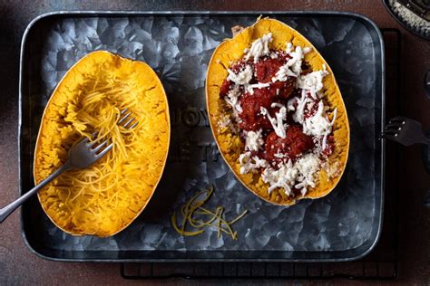 Špagetová tekvica pripravená na pečenie, rozpolená a potretá olejom