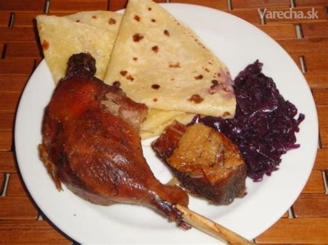 Servírovaná grobská hus s lokšami a kapustou