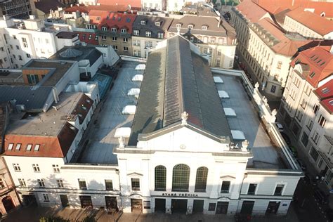 Interiér Starej tržnice s predajcami a návštevníkmi