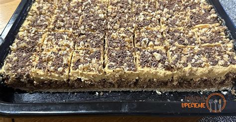 Hotový koláč podrážka nakrájaný na rezy