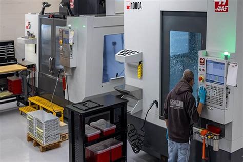 Interiér dielne s CNC strojmi