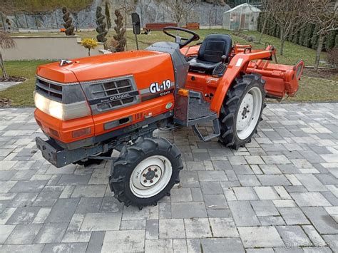 Malotraktor Kubota s pripojeným vyorávačom zemiakov