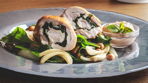 Ilustračná fotografia kačacej pečene s lokšami a špenátom