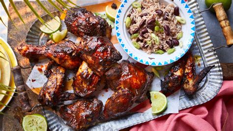 Servírované jamajské jerk kurča s limetkou a nakrájanou chilli papričkou
