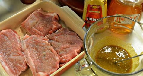 Ingrediencie na marinádu s medom a horčicou