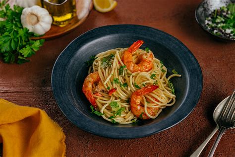 Špagety s krevetami a zeleninou