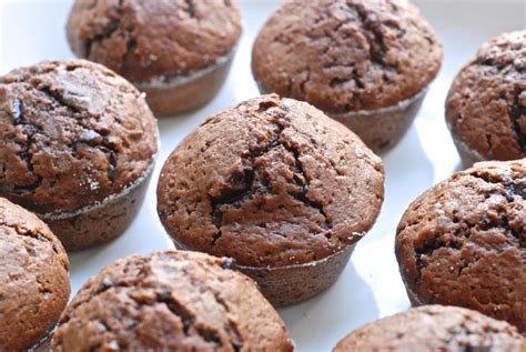 Čerstvé čokoládové muffiny pripravené na konzumáciu