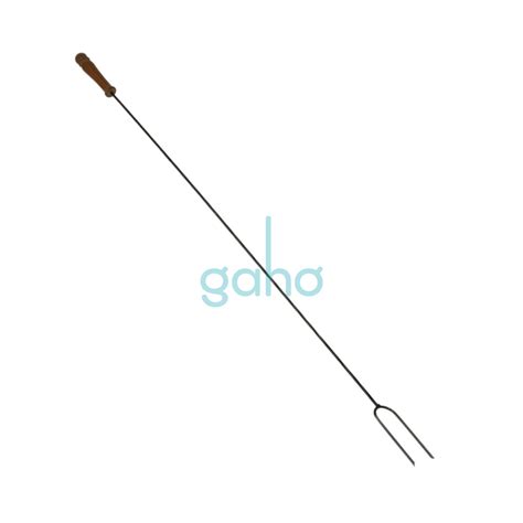 Proces napichovania prasiatka na ražeň