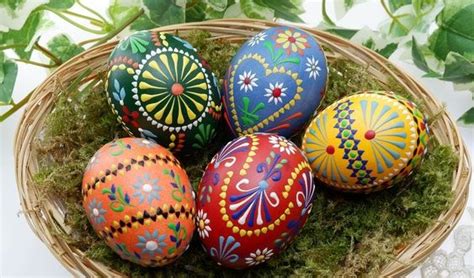 Slovenské veľkonočné vajíčka zdobené tradičnými technikami