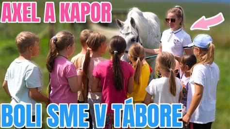Deti jazdiace na koni v letnom tábore
