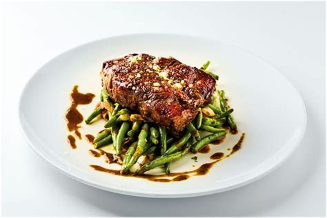 Servírovaný steak s omáčkou a prílohou
