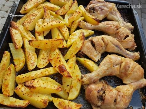 Hotové jedlo z plechu s kuracími stehnami a omáčkou