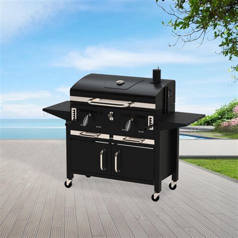 Záhradný gril s udiarňou v akcii