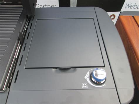 Detail teplomeru na veku grilu