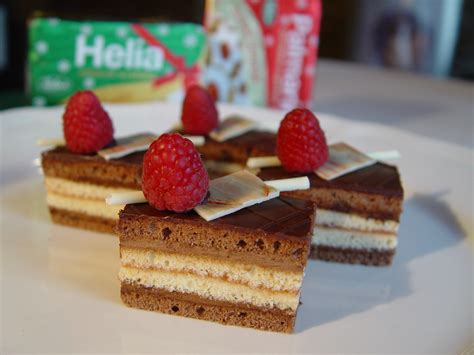 Ilustračný obrázok hotových čokoládových rezov s malinami