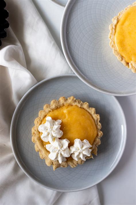 Finálne tartaletky s lemon curd a ozdobami