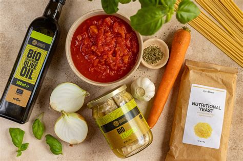 Čerstvé ingrediencie na arabiata omáčku: paradajky, cesnak, chilli