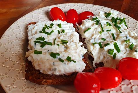 Servírovaná tvarohová nátierka na chlebíkoch