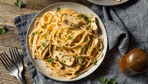 Servírovaná porcia cestovín s parmezánom a bylinkami