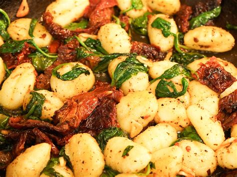 Fáza varenia gnocchi so sušenými paradajkami a špenátom