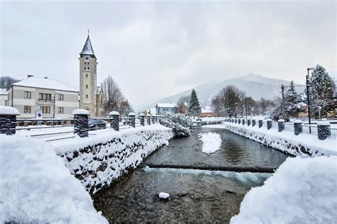 Ilustračné foto jablkových rezov pod snehom