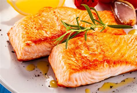 Ilustračné foto lososa pripraveného na panvici