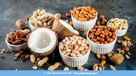 Rôzne druhy orechov a kokosová múka