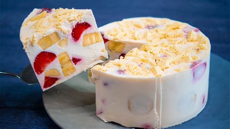 Hotová nepečená citrónová torta ozdobená ovocím