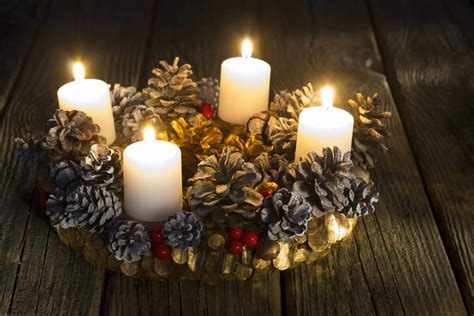 Adventný veniec vyrobený zo šišiek