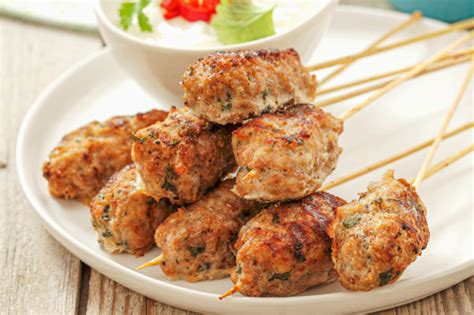 Mäsové kofta špízy s farebným coleslaw šalátom
