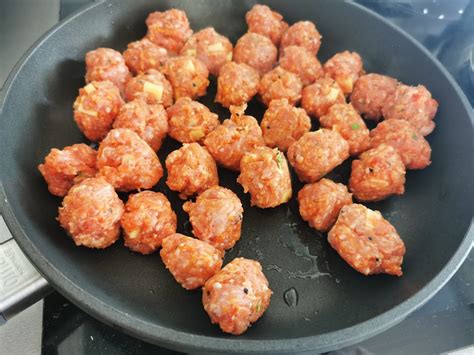 Turecké mäsové guľky (köfte) pripravené na panvici